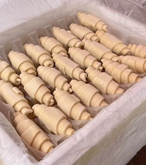 Liquid nitrogen rapid freezing machine for freezing croissants