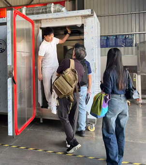Customer visits SPEEDCRYO factory