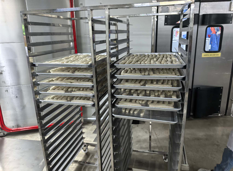 How does the initial cooling time affect the quality of frozen products?